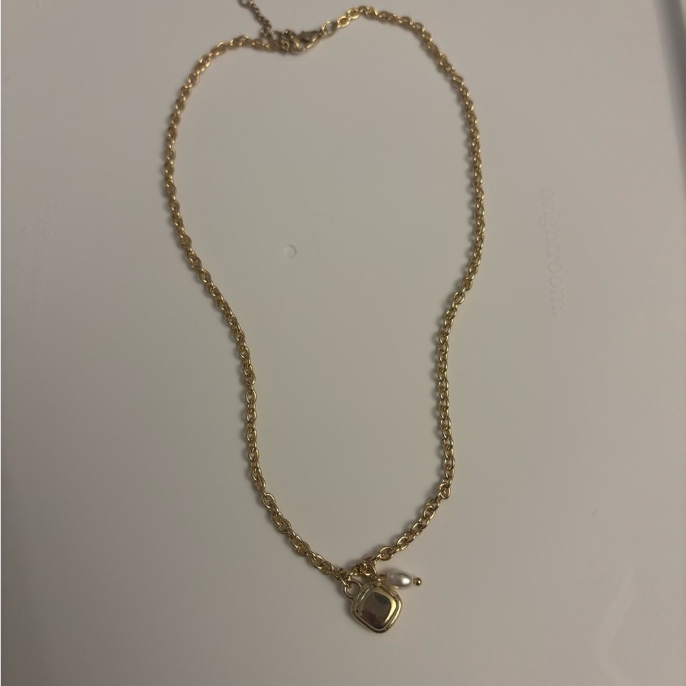 3️⃣for$10    gold locket necklace with pearl